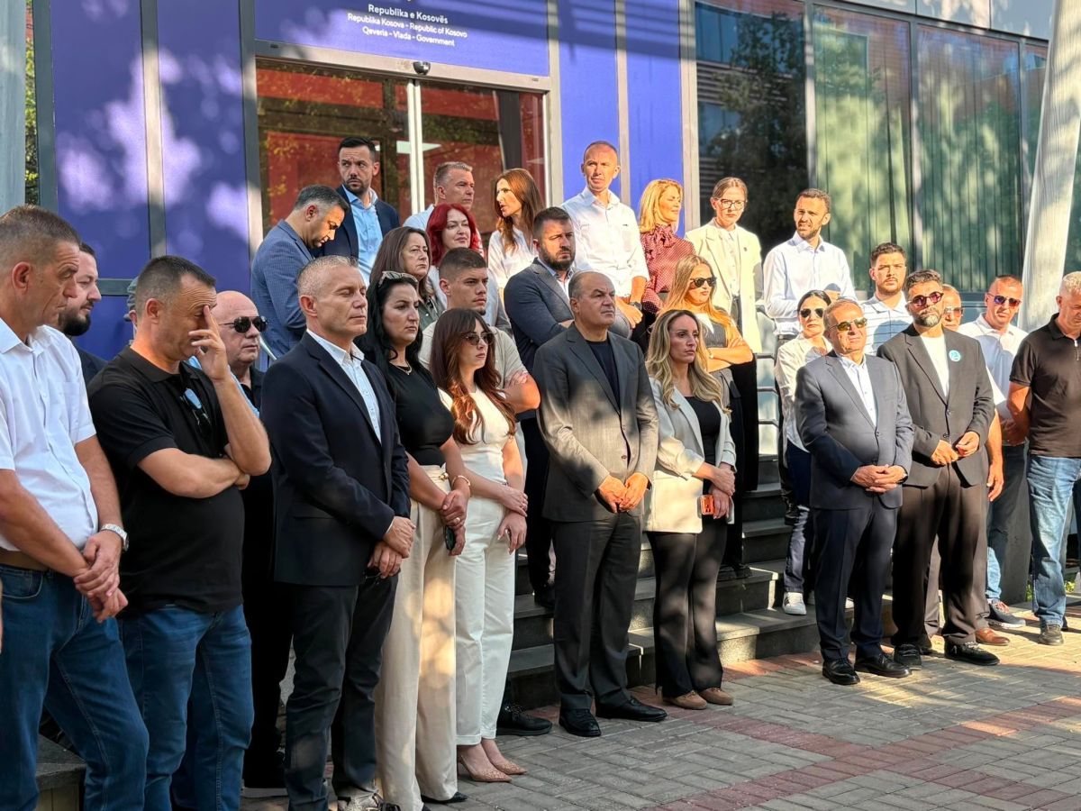 PDK ve AAK  Bugün Yine Hükümet Binası Girişini Bloke Etti