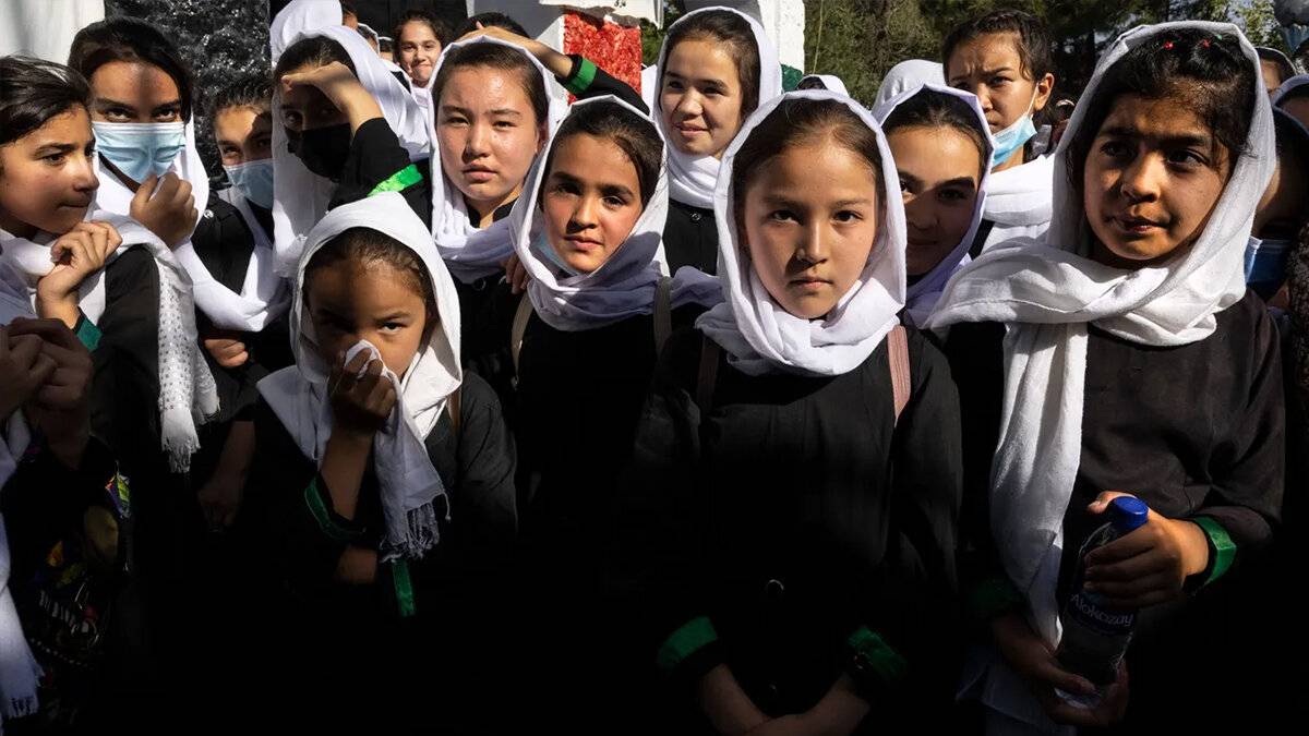 Taliban, kızların okula dönmesine izin vermedi: Sınıflarda yer yok