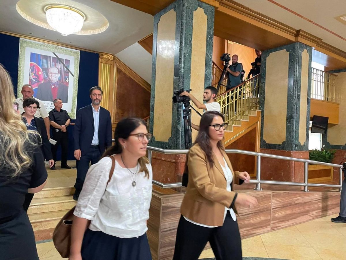 ABD ve AB Ofisi Temsilcileri Kosova Meclisi'nde