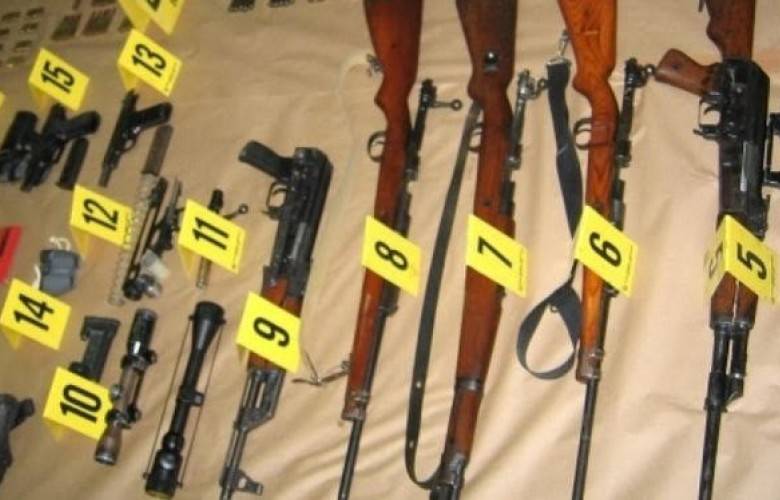 Deçan'da Baskın, Bir Miktar Silaha El Konuldu