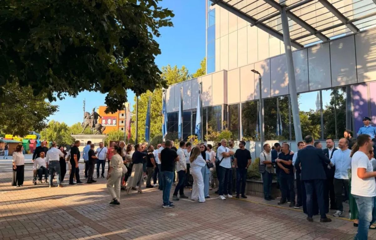 PDK'lı Belediye Meclis Üyeleri, Yöneticiler ve Aktivistler Hükümet Önündeki Protestoya Katıldı