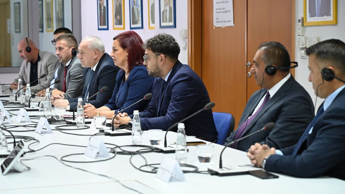 Schübel, Kosova'daki Azınlık Topluluklarının Parti Liderleriyle Görüştü