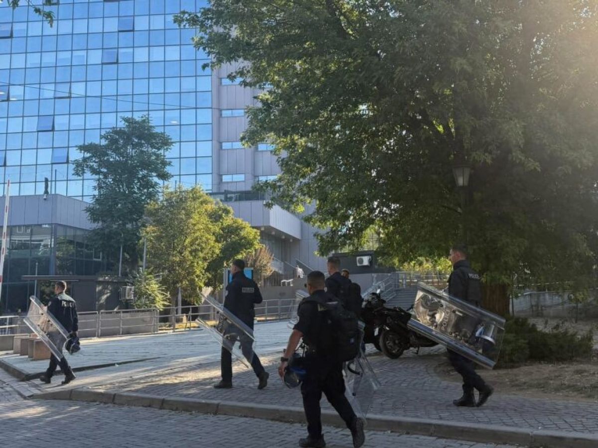 Hükümet Binası Önünde Polis Takviyesi