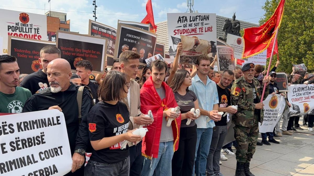 Protestoda Öğrenciler Beyaz Güvercinler Uçurdu