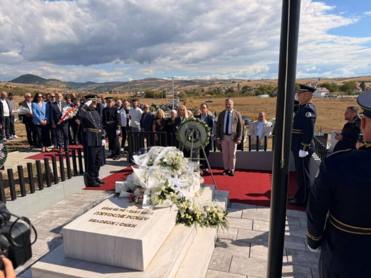 EULEX Başkanı ve Büyükelçiler de Afrim Bunjaku’nun Mezarı Başında
