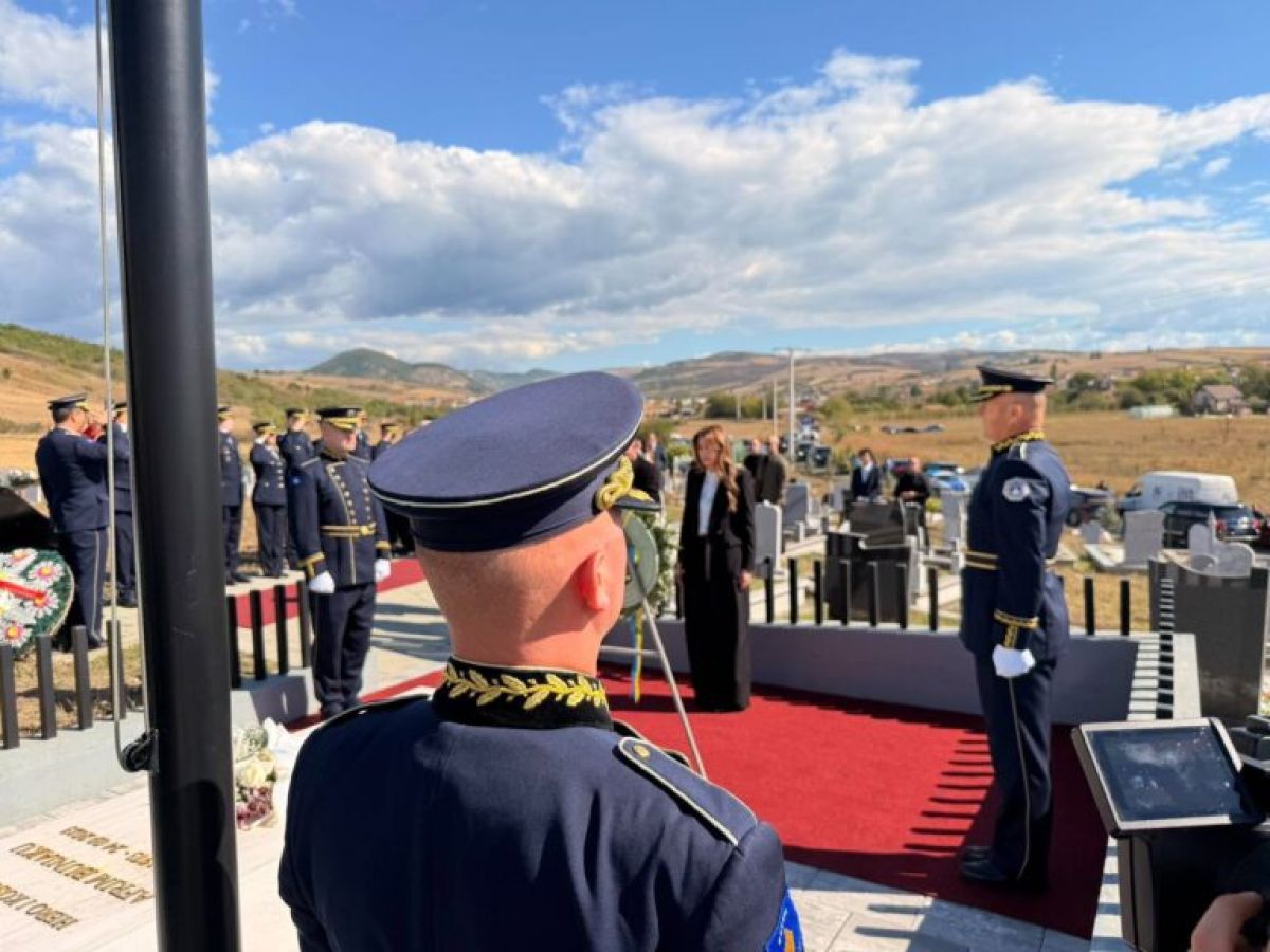 Haxhiu, Sveçla ve Hoxha, Afrim Bunjaku’nun Mezarı Başında Saygı Duruşundaydı