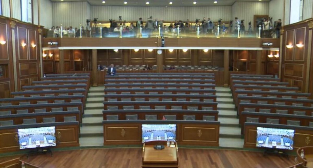 Yarım Saatten Fazla Geçti, Oturum Hala Başlamadı