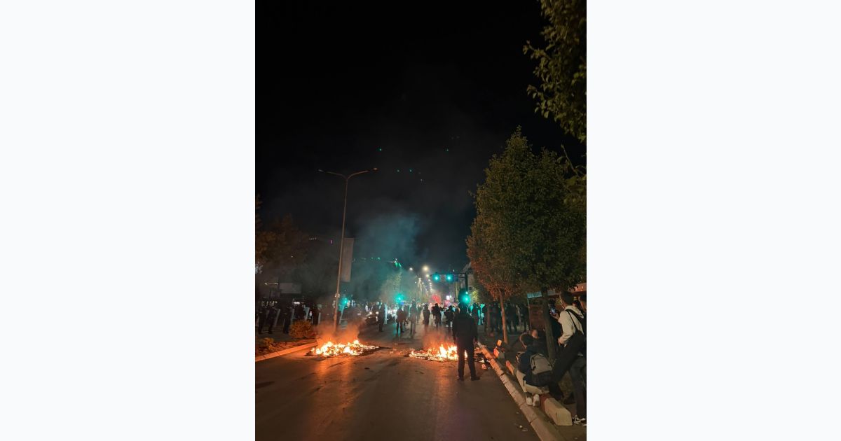 Priştine “Agim Ramadani” Caddesinde  Polise Taş Saldırısı