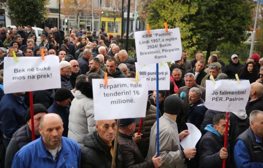 "Pastrimi" İşçileri Priştine Belediyesi Önünde Protestoda