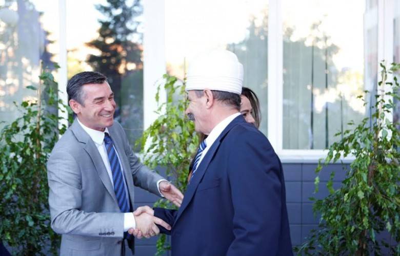 Veseli, Bayram Akşam Yemeği Verdi