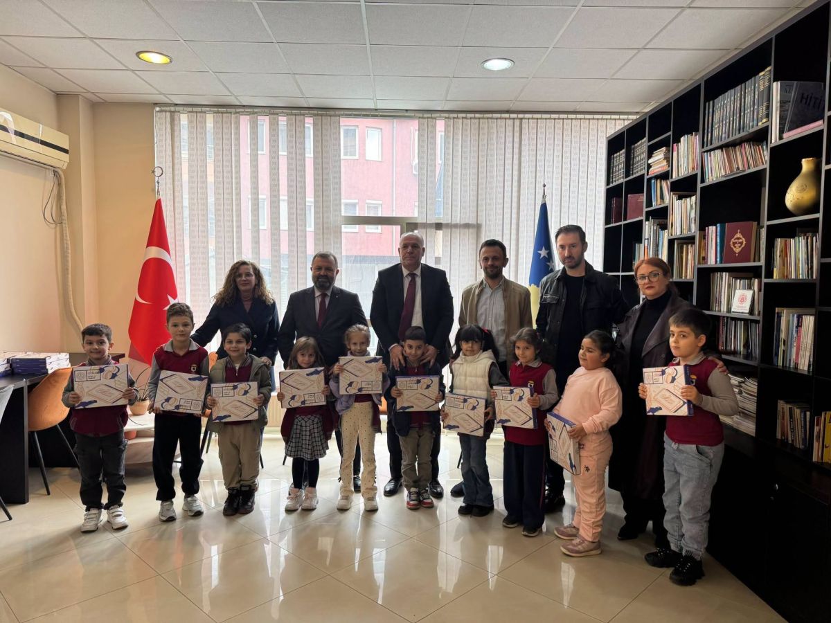 Priştine’de Türkçe Eğitim Gören Birinci Sınıf Öğrencilerine Tablet Desteği