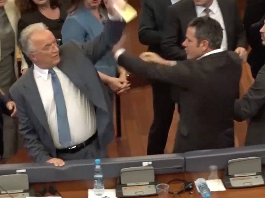 Hakaretler ve Fiziki Kavgalar Meclis’in İmajına Zarar Veriyor