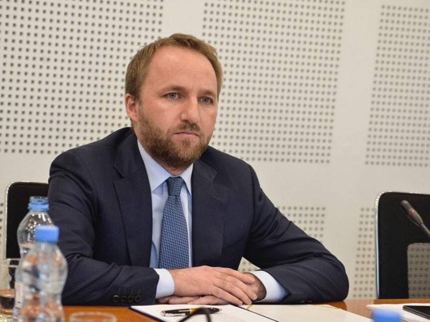 Kurti Hükümeti, Polisin İşine Karışıyor