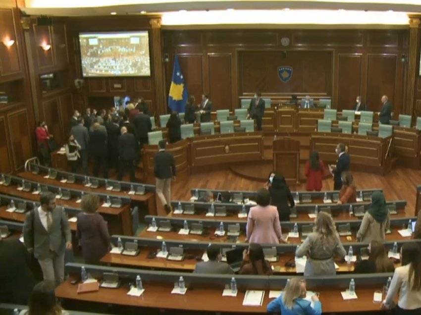 Meclis'te Gergin Anlar, Oturuma Ara  Verildi