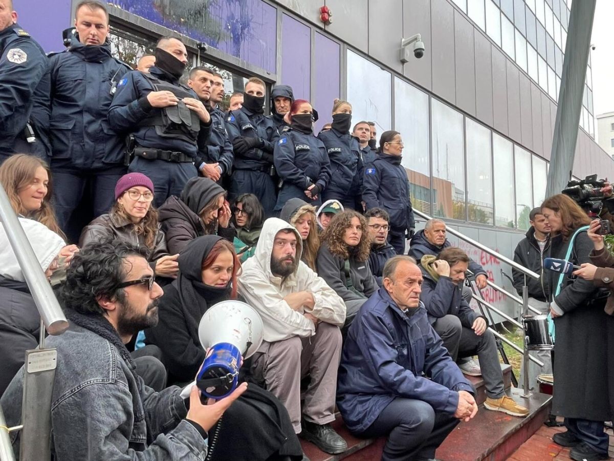 Protestocular, Kosova Hükümeti’nin Kapısında Yanıt Bekliyor