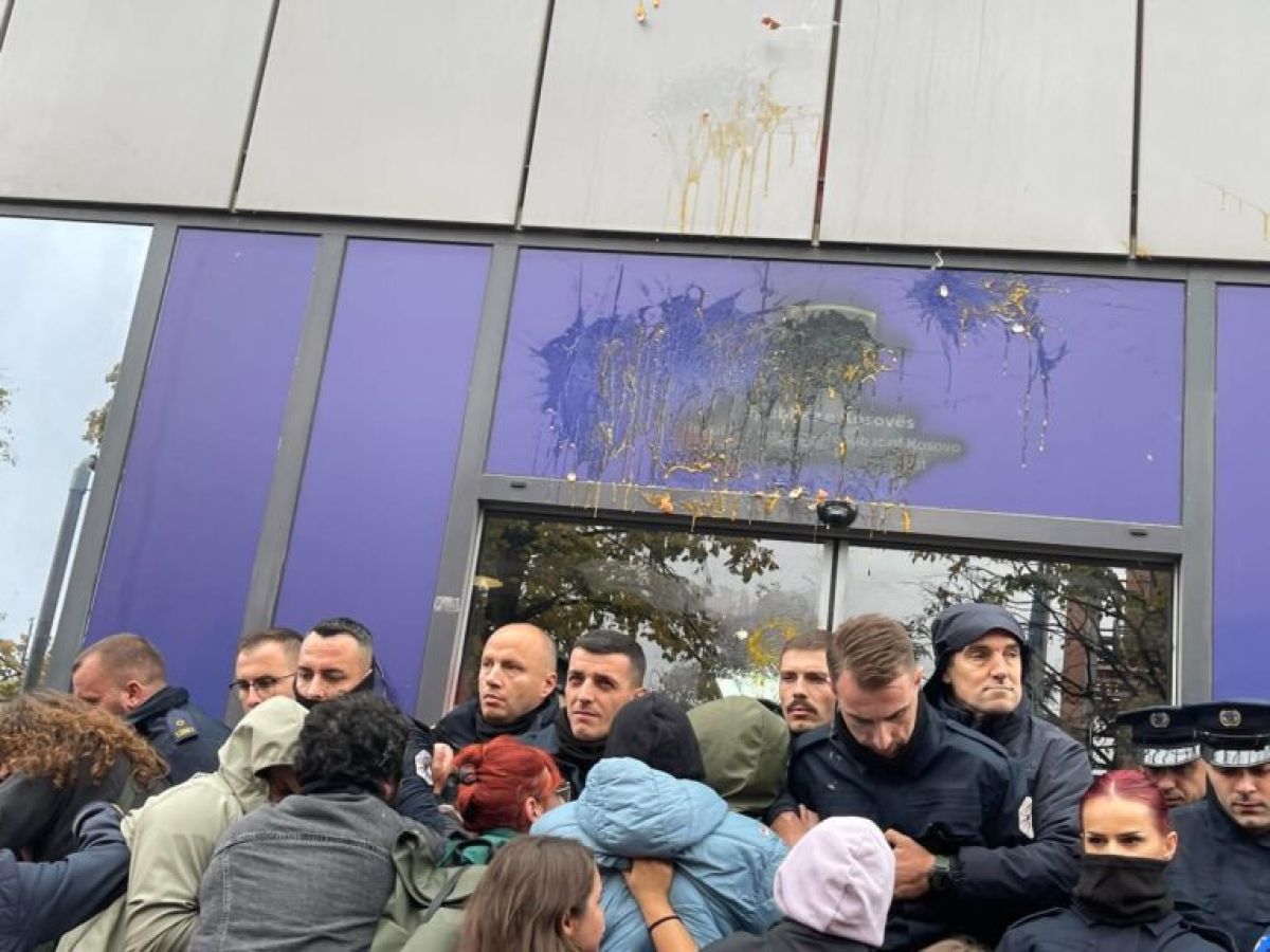 Protestocular, Bakanların Basın Toplantısı Sırasında Hükümet Binasına Yumurta Attı