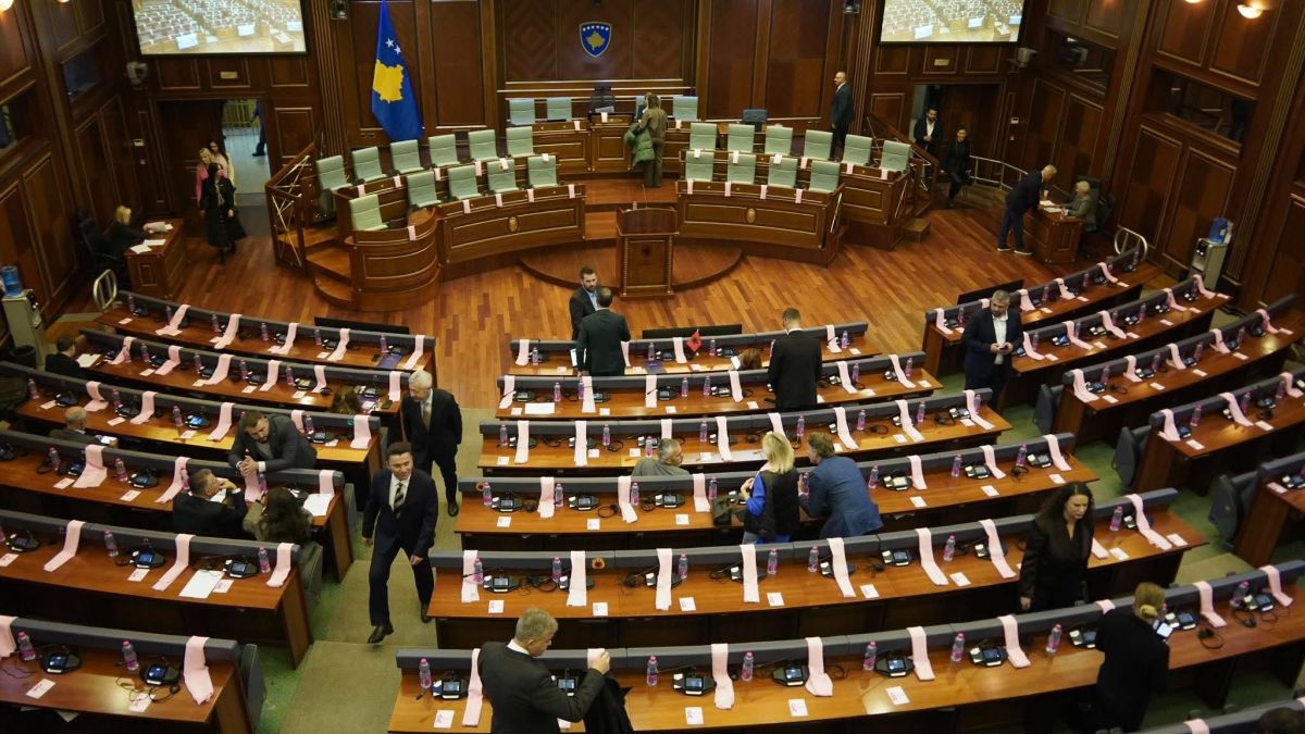 Kosova Meclisi’nde Meme Kanserine Dikkat Çekmek İçin Pembe Şallar Kullanıldı