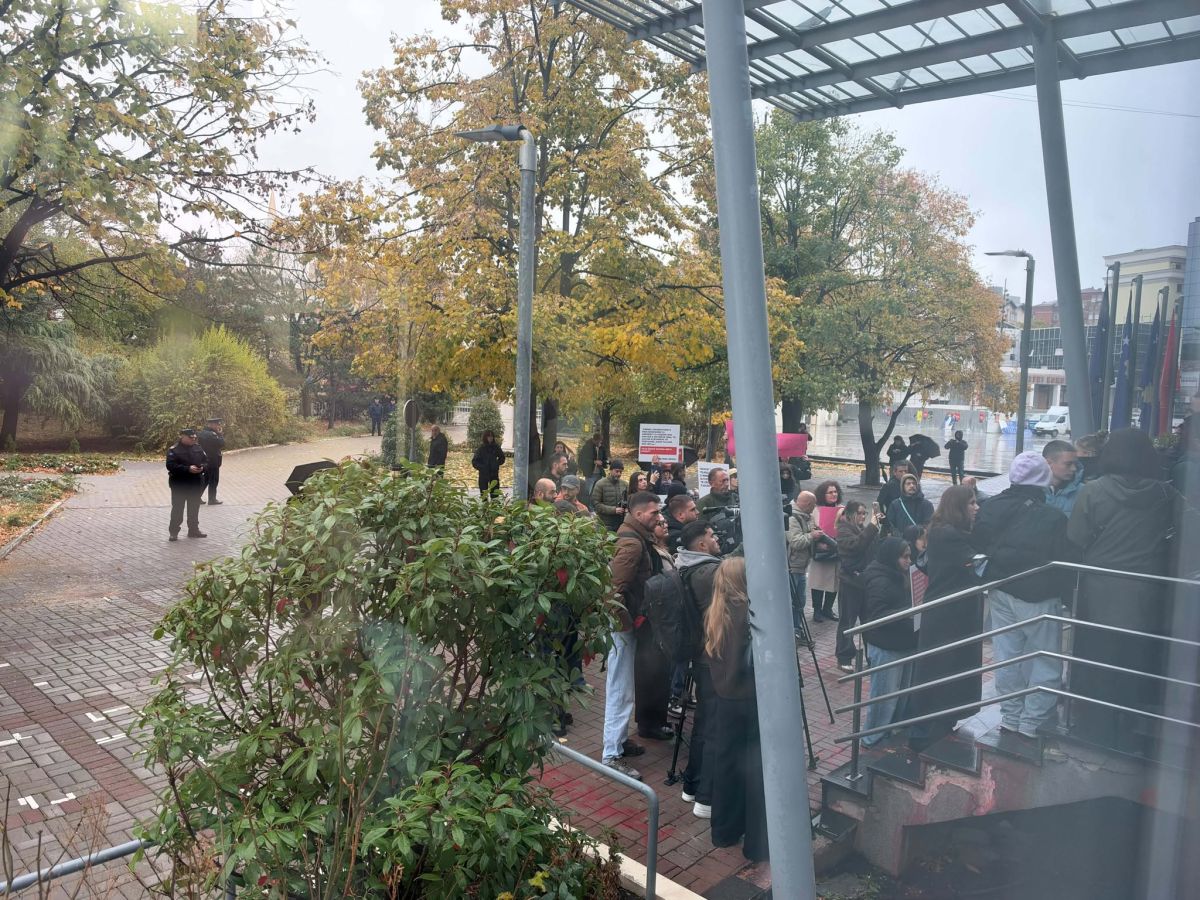 Protestocular, Hükümet Binasının Ana Girişinde Toplanmaya Başladı