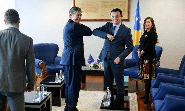 Kurti, EULEX Şefiyle Dirsekle Selamlaştı