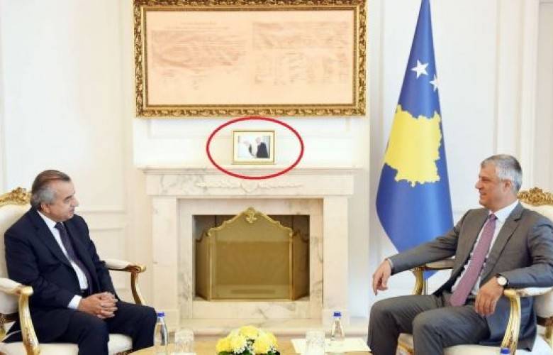 Thaçi, Papa İle Fotoğrafını Ofisinde Baştacı Etti