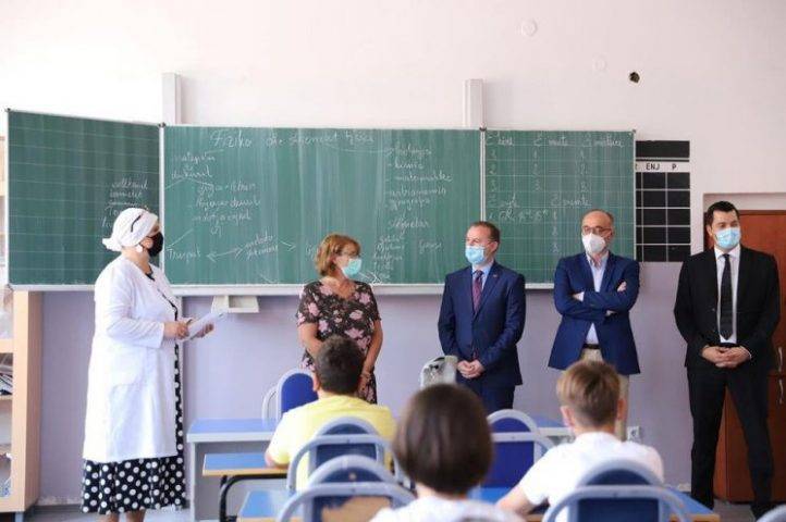 Sağlık Bakanı, Öğrenci ve Velilerin Okul Bahçesinde Toplanmalarından Tedirgin