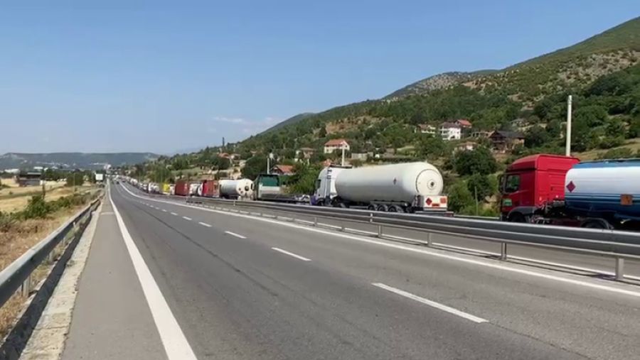 Kilometrelerce Kuyruk: Arnavutluk-Kosova Sınırında Trafik Kilitlendi