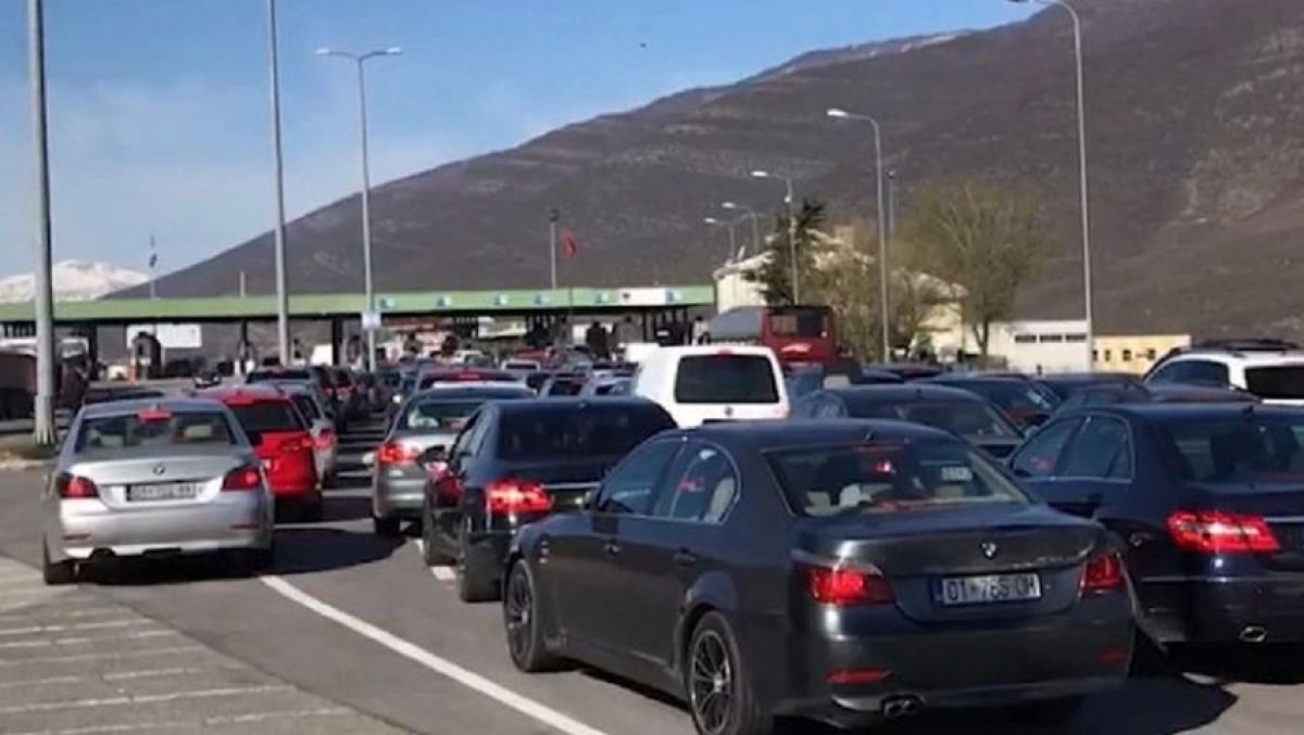 Binlerce Kosovalı Bugün de Arnavutluk Sahillerine Akın Etti