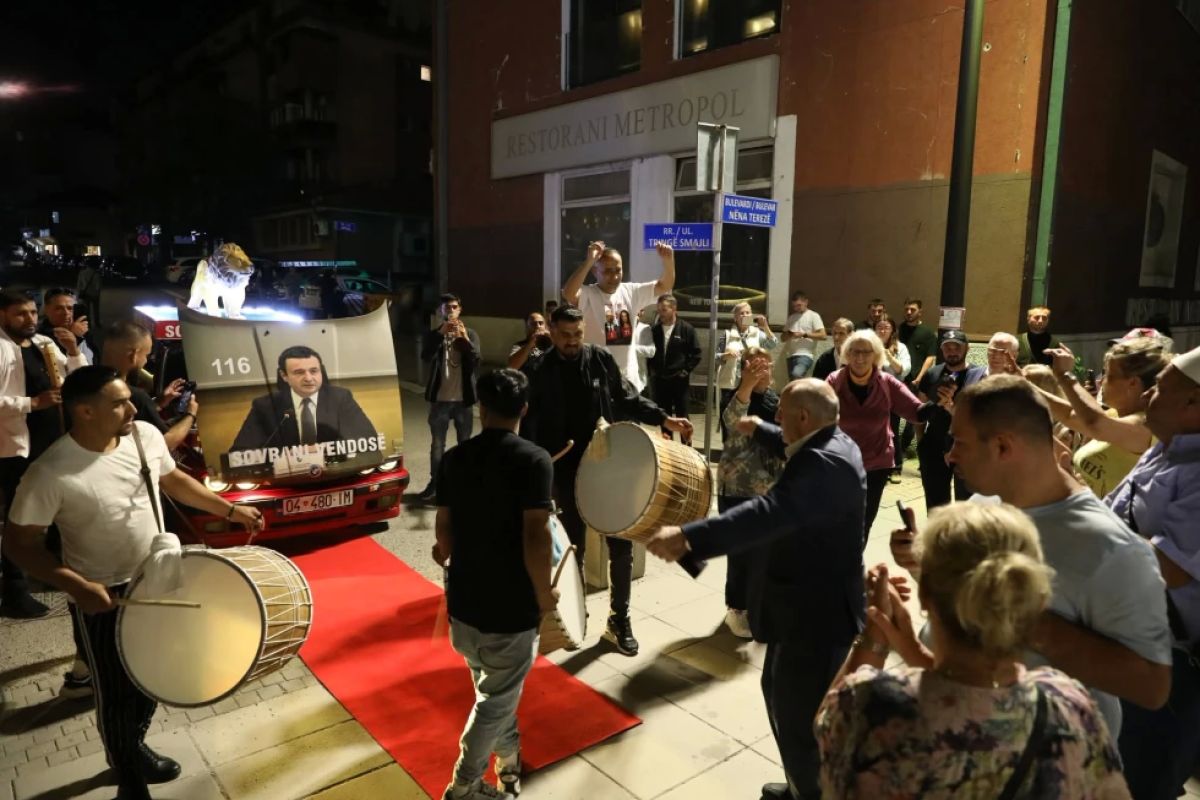 Vetëvendosje Destekçileri Kutlamalara Başladı