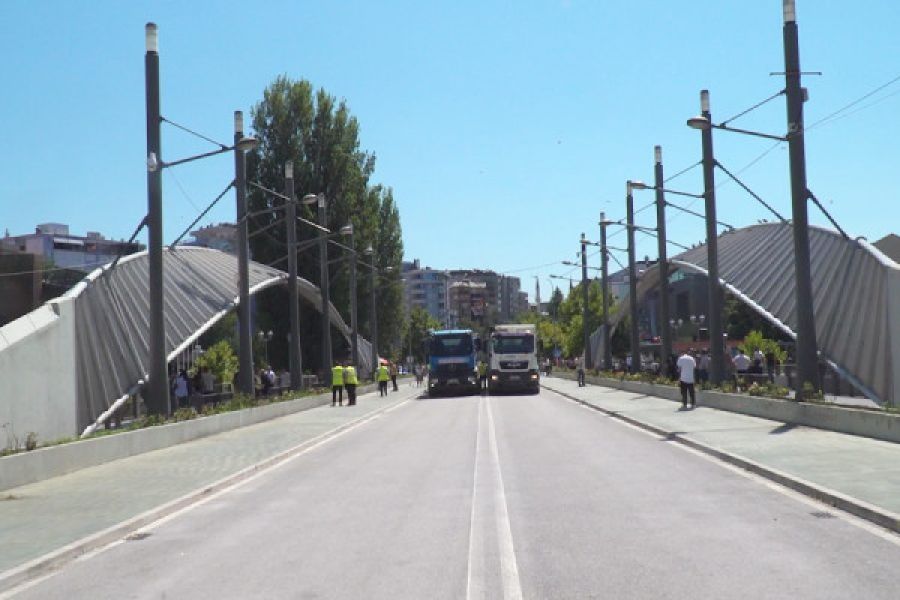 VV, İbre Köprüsü'nün Açılması Israrını Sürdürüyor, LDK ve Analistler ise Müttefiklerle Koordinasyon Talep Ediyor