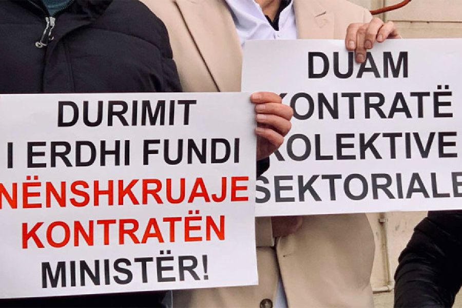 Sağlık Çalışanları Bakanlık Önünde Protesto Etti