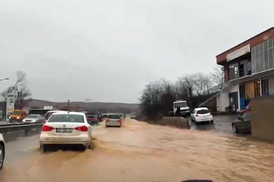 Yoğun Yağışlar Kosova Ovası-Priştine Ana Yolunda Trafiği Aksattı