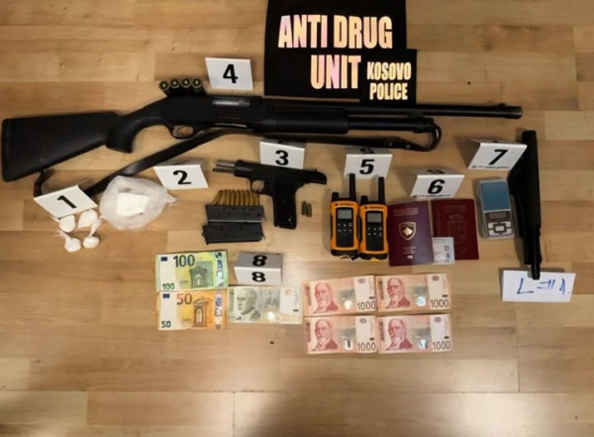 Mitroviça'da Kokain, Silah ve Sırp Dinarı Ele Geçirildi