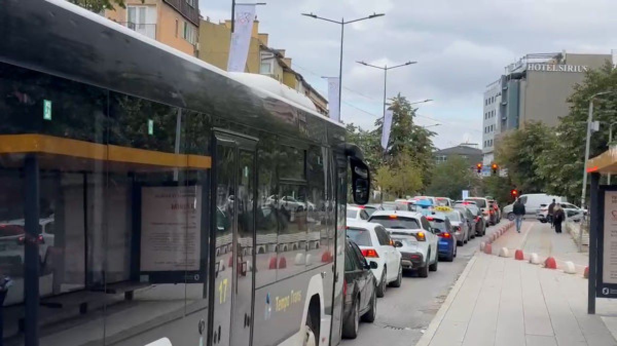 Priştine’de Trafik Işıklarının Devreye Girmesi Uzun Araç Kuyruklarına Neden Oldu