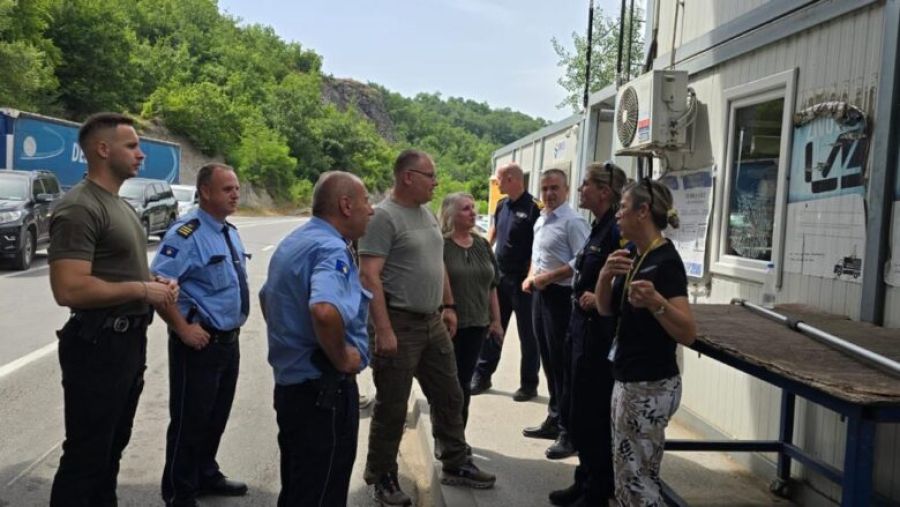  Emniyet Genel Müdürü Hoxha, Kuzeyde Emniyet Mensuplarını Ziyaret Etti