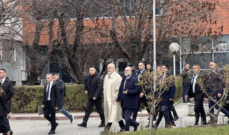 Arnavutluk Başbakanı Rama Priştine’ye Vardı