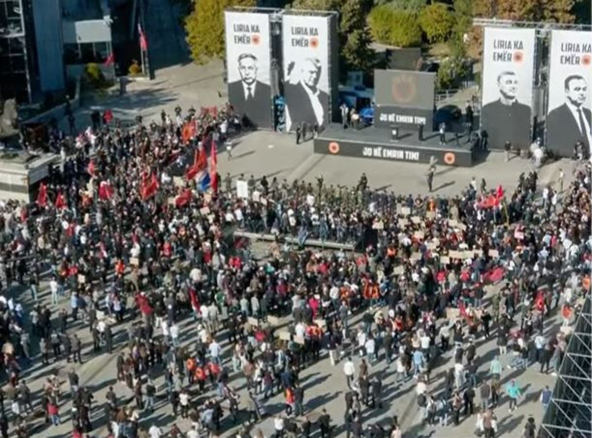 Skenderbey Meydanı’nda Çok Sayıda Vatandaş Toplanmaya Başladı