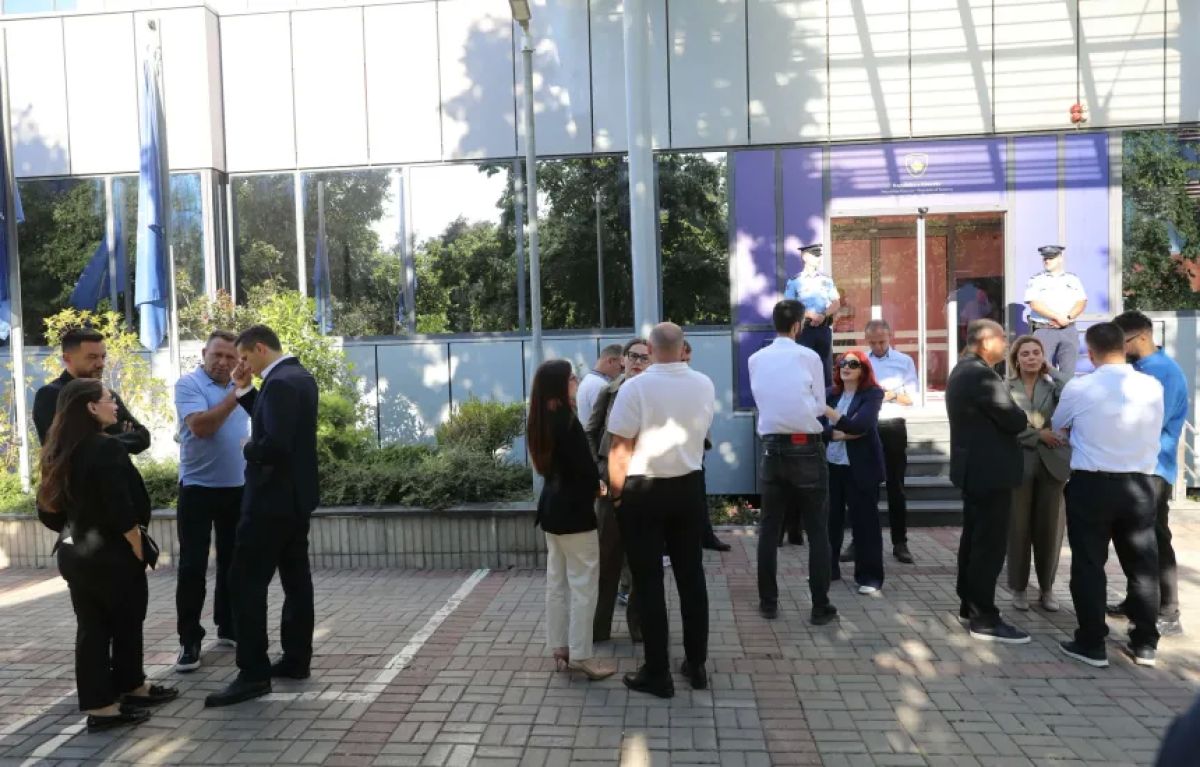 PDK Yeniden Hükümet Binası Önünde