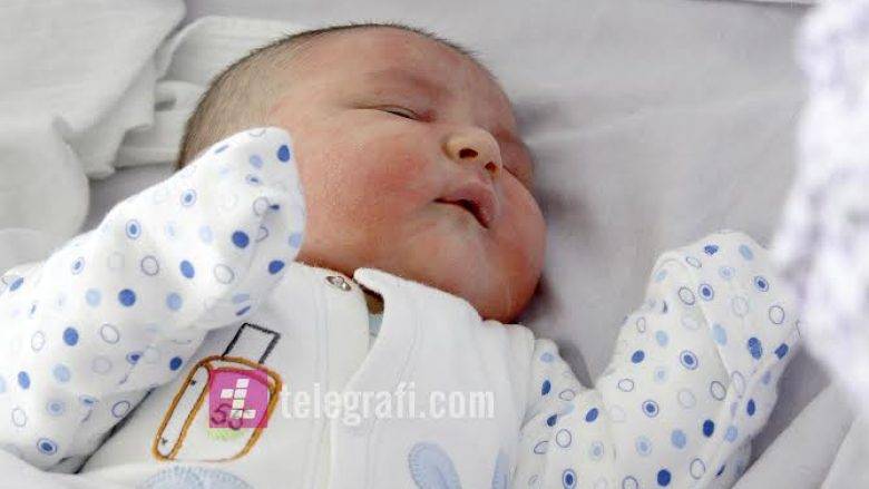 Priştine'de 6 kg Ağırlığında Bir Bebek Doğdu