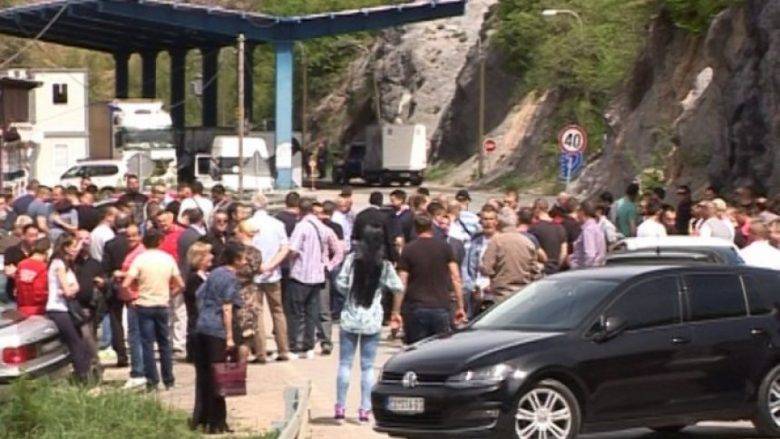 Kuzeyde Sırplar Jarinje Sınır Geçidini Bloke Etti