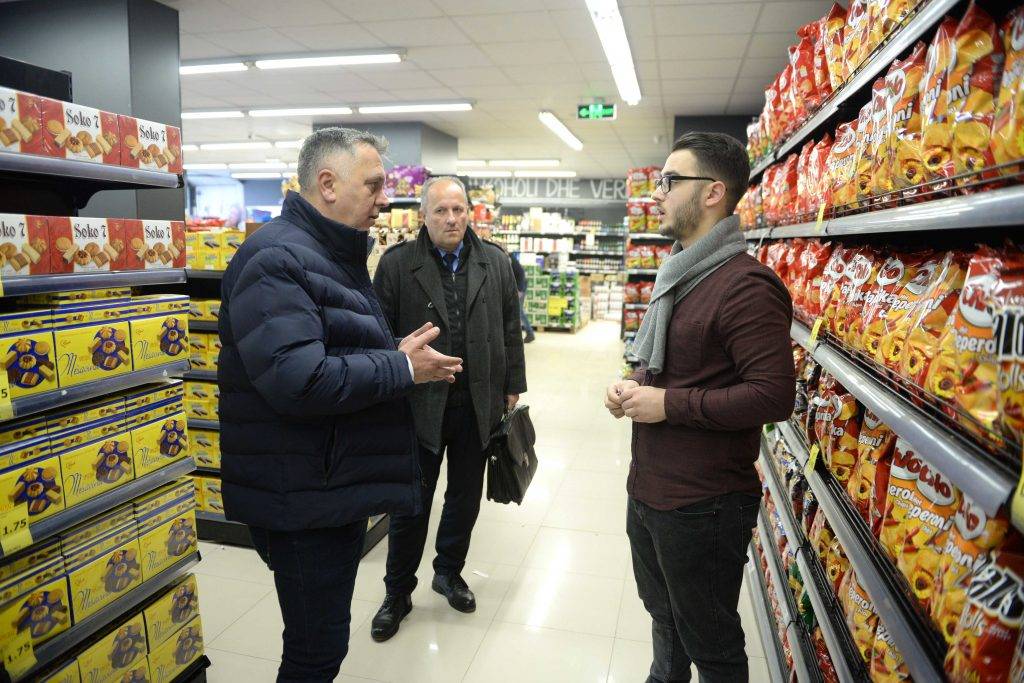 Müfettişler Marketlerde Ürünler Yanına Bayrakların  Yerleştirilmesini Denetliyor