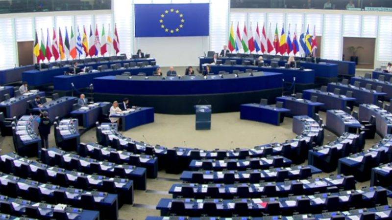 AP, Vuçiç’i  Desteklediği Şüphesiyle Varhelyi Hakkında Soruşturma Talep Ediyor