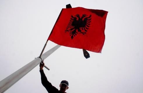 Arnavut Bayrakları Yeniden Asıldı