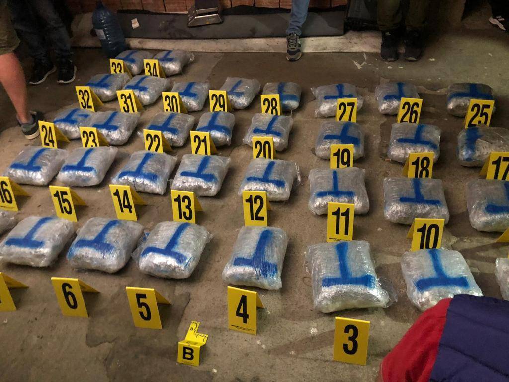 Kosova Polisi, Uyuşturucu ve Silah  Nedeniyle 6 Kişiyi Tutukladı