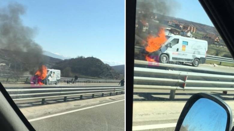 Prizren-Priştine Otoyolu’nda Bir Minibüs Alev Aldı