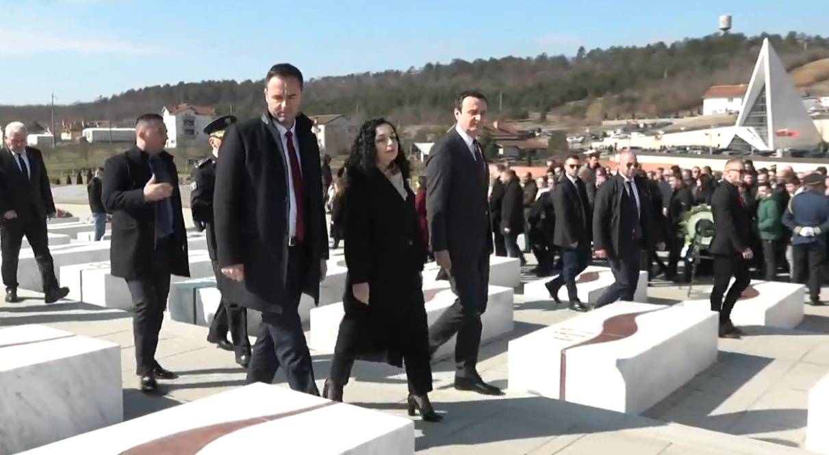 Osmani, Kurti ve Konjufca Prekaz’da Saygı Duruşunda Bulundular