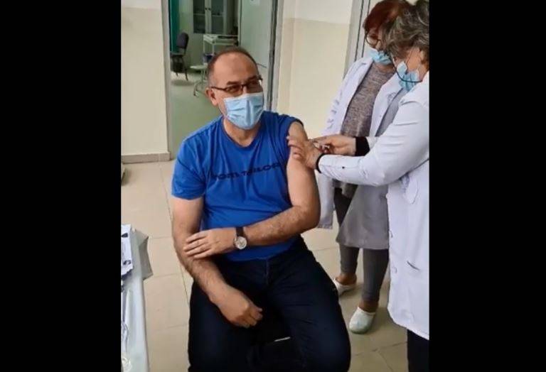 Mikrobiyolog Raka Anti Covid Aşısı Oldu