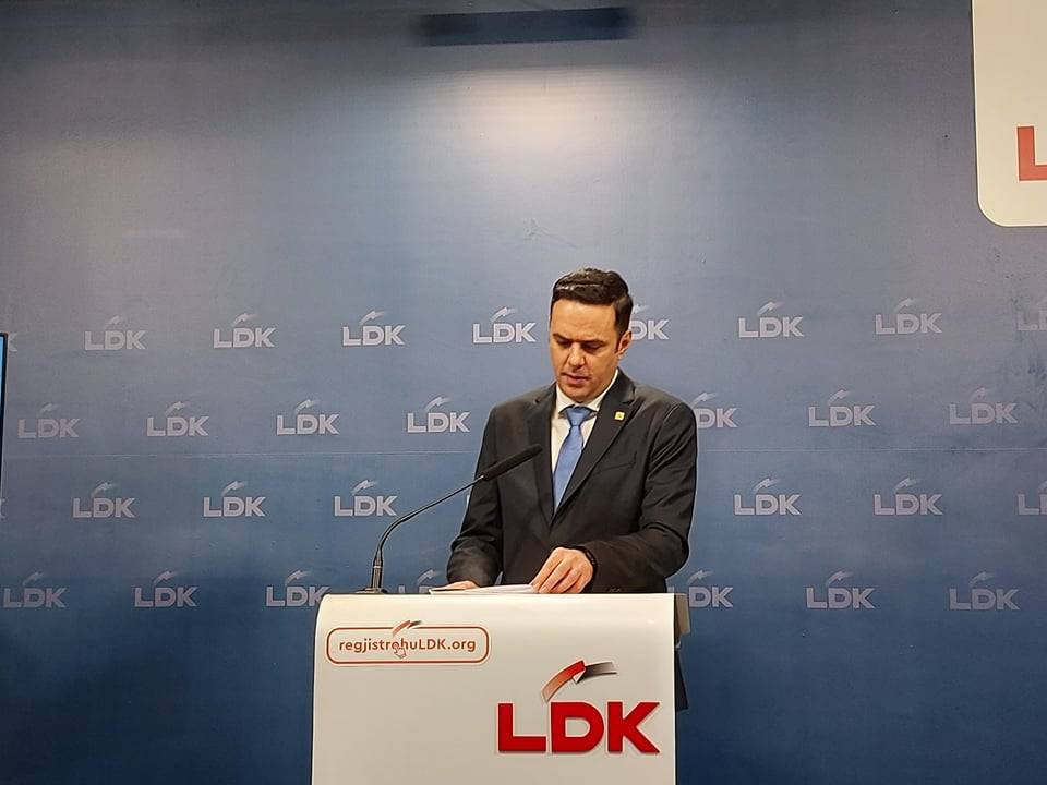 Kurti İktidarı, Beceriksiz ve Kibirli