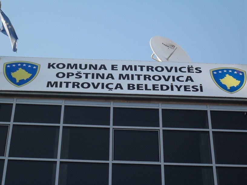 Mitroviça Belediyesi Tabelasında Türkçe İbare