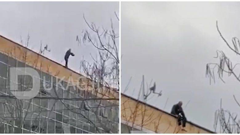 Mitroviça Belediye Binasının Çatısında İntihar Girişimi