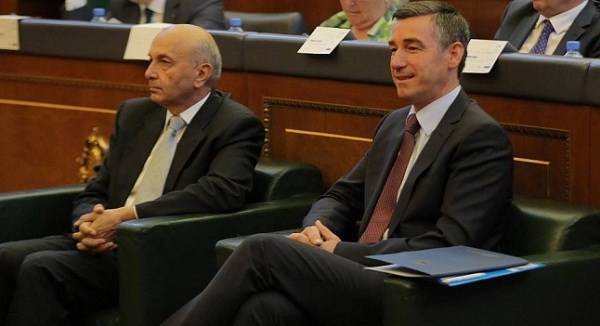 Mustafa ve Veseli Acil Görüşüyor